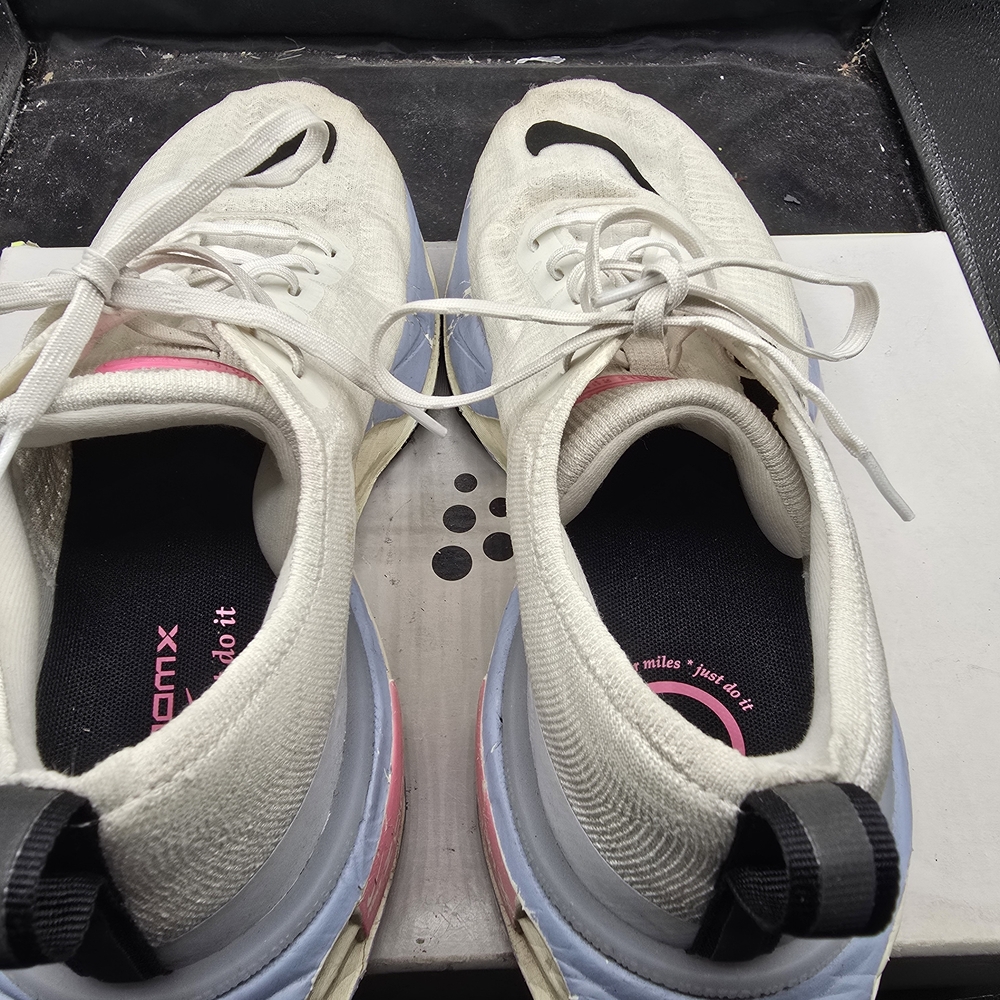 Nike‎ White and Black Athletic Sneakers - Picture 3 of 7